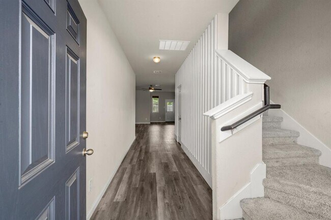 Foto del edificio - 22127 Regal Heights Dr