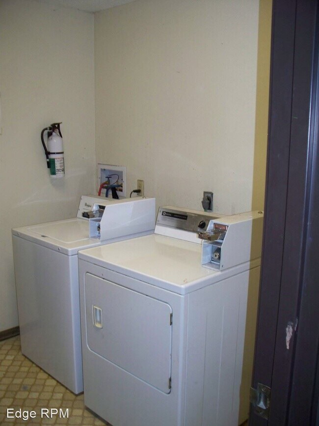 Foto del edificio - 3241-3271 Ansborough Ave