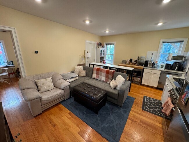 Building Photo - BEAUTIFUL UNIT IN CAMBRIDGE!!!!!!!!!!!