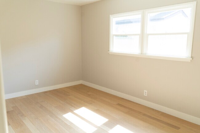 Foto del edificio - 868 N Summit Ave