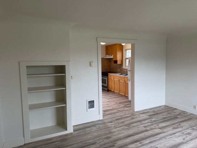 Building Photo - Charming 2 bed 1 bath house in a great neighborhood!