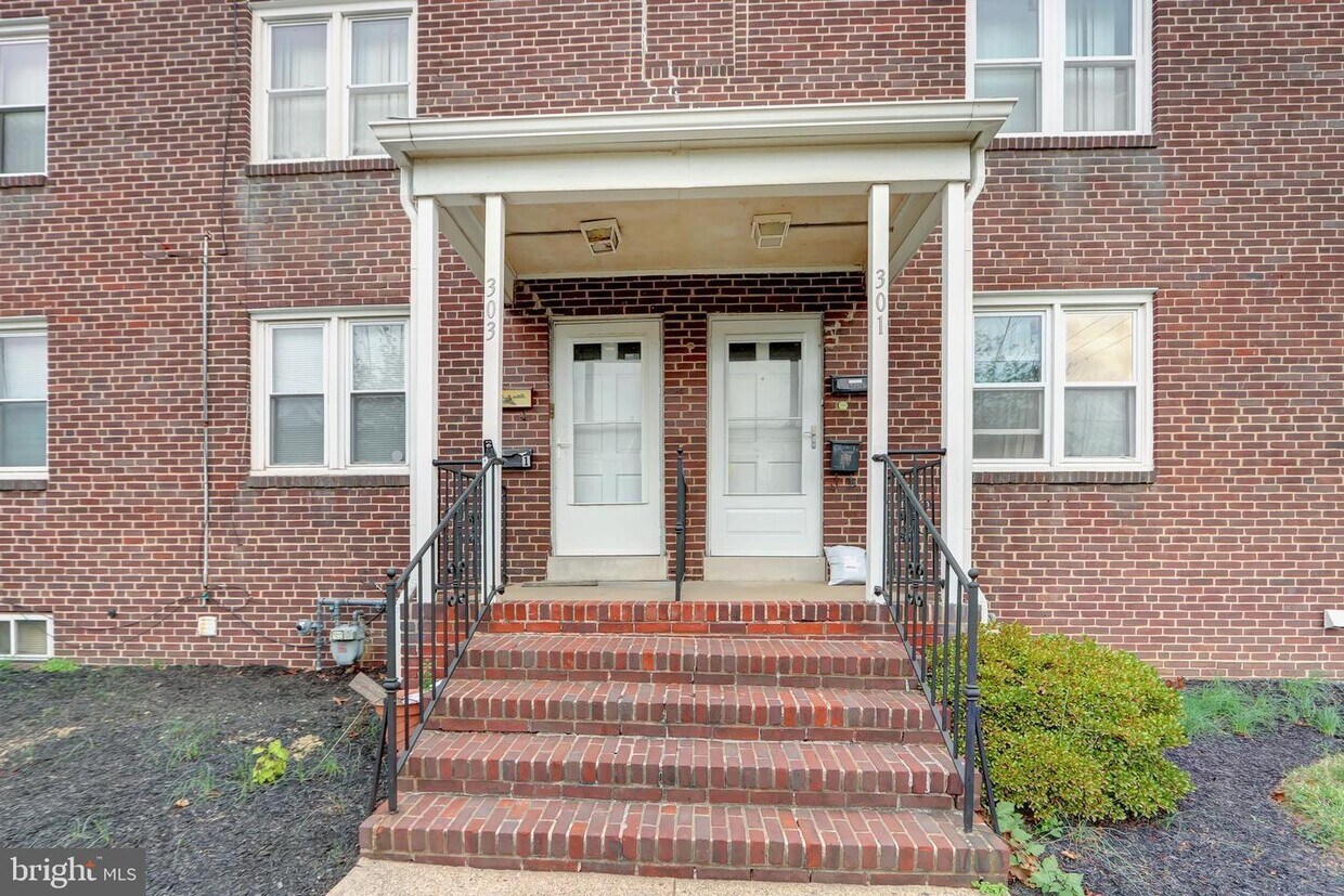 301 w 39th st unit 2 - 301 W 39th St