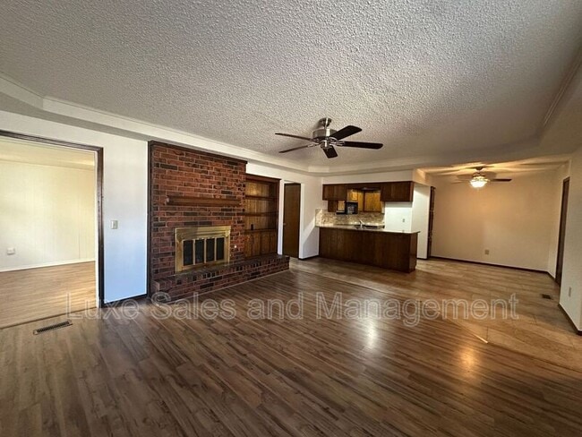Foto del edificio - 9904 Larkspur Ln