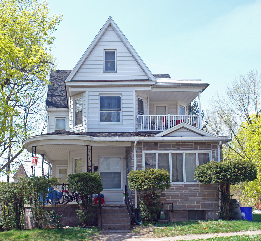 Building Photo - 1701 Capouse Ave