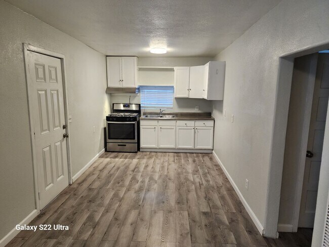 Foto del edificio - 216 Hutchison St