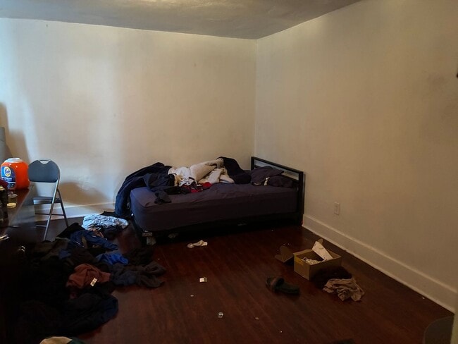 Building Photo - 5 Potential Bedroom, 2 Kitchens, 2 Bath Available 7/1 NEAR CAMPUS!!!!