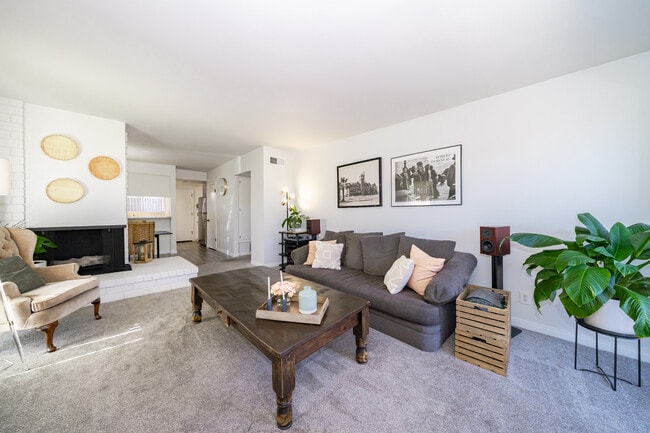 Living Room/Fireplace - Elizabethan Townhouse