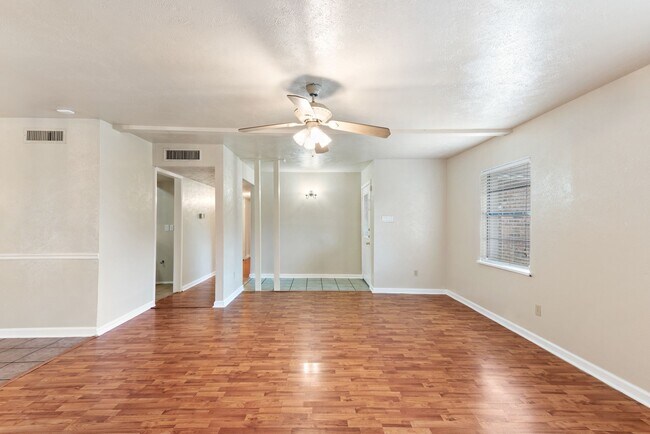Foto del edificio - 24111 Reagon Canyon Dr