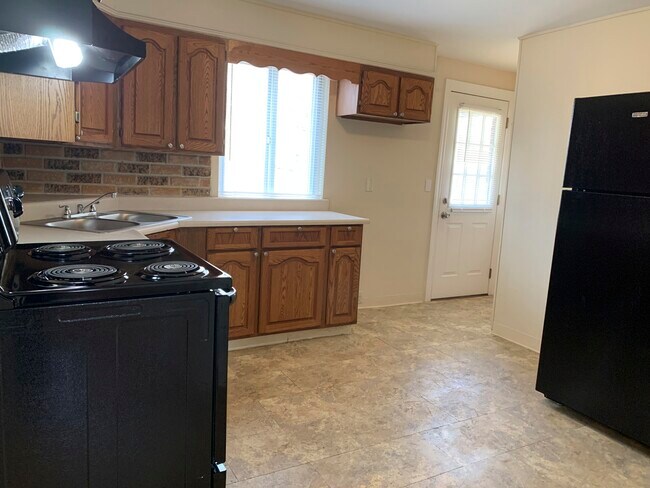 Building Photo - 2181 Townhill Dr
