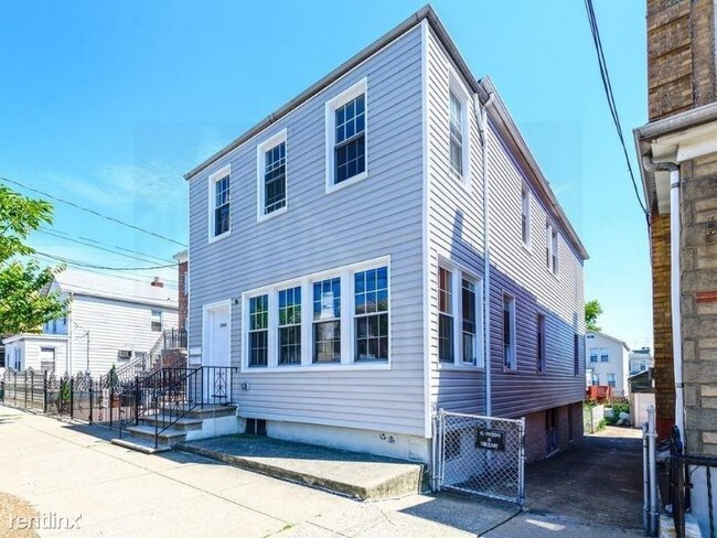 Building Photo - 2868 Roebling Ave