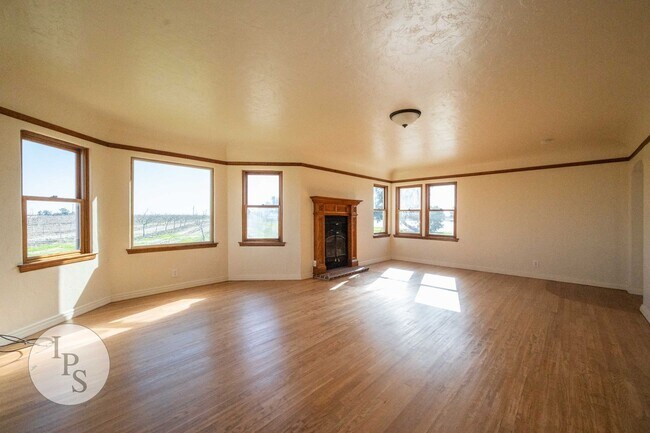 Building Photo - Kerman Lakeside Home, 3BR/2BA, Built 1950 ...