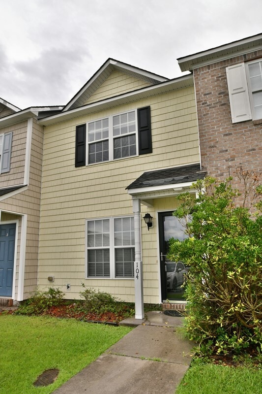 Building Photo - 104 Streamwood Dr
