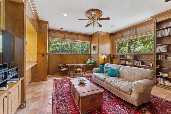 Foto del edificio - 8800 Woodway Dr