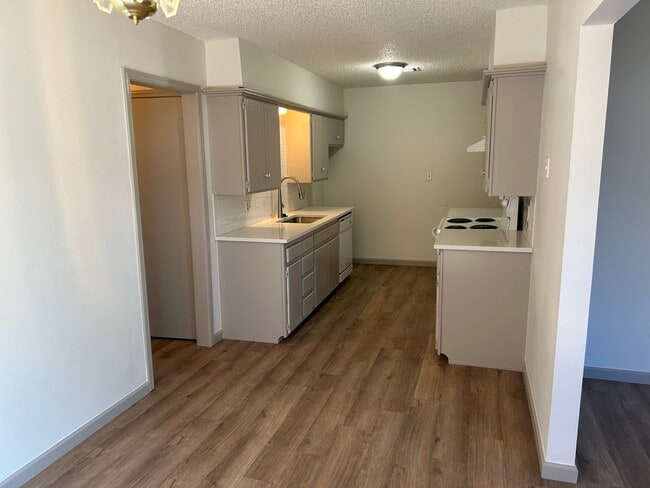 Building Photo - Charming 2-Bedroom / 2-Bathroom Home!