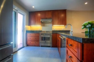 Building Photo - 1106 Clinton St