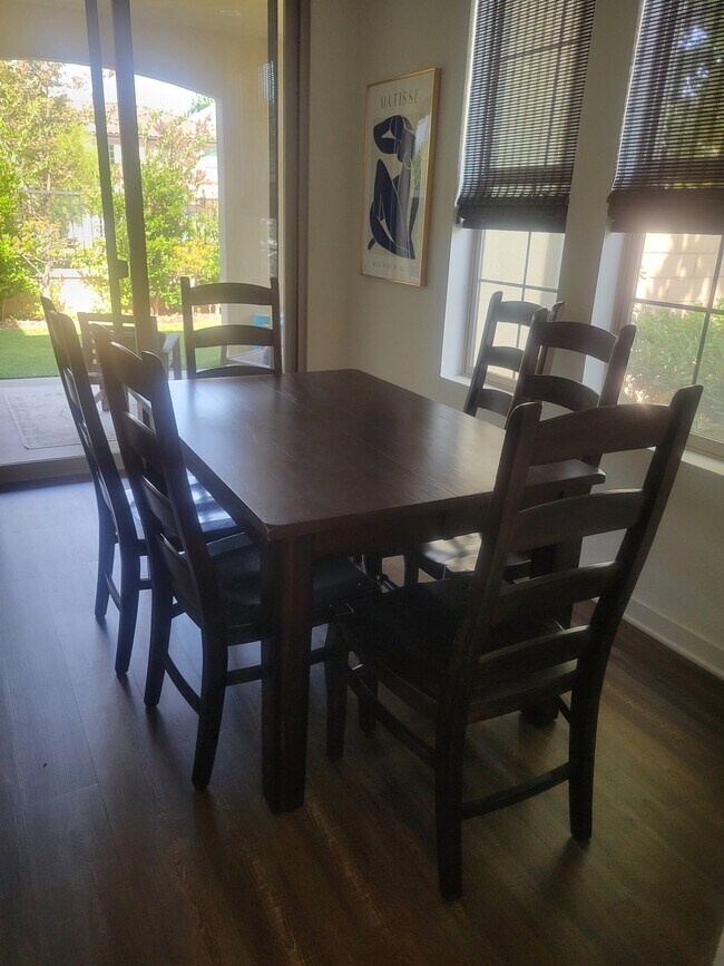 Área de comedor con puertas corredizas de vidrio que dan al patio/jardín trasero. - 63 Finch