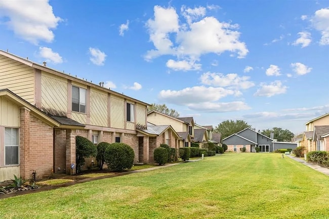 Building Photo - 2 Bedroom, 1.5 Bath Townhome – Modern Comf...