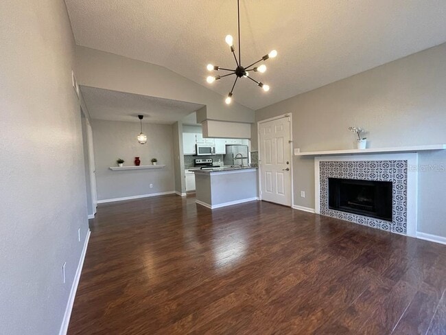 Foto del edificio - 4401 Thornbriar Ln