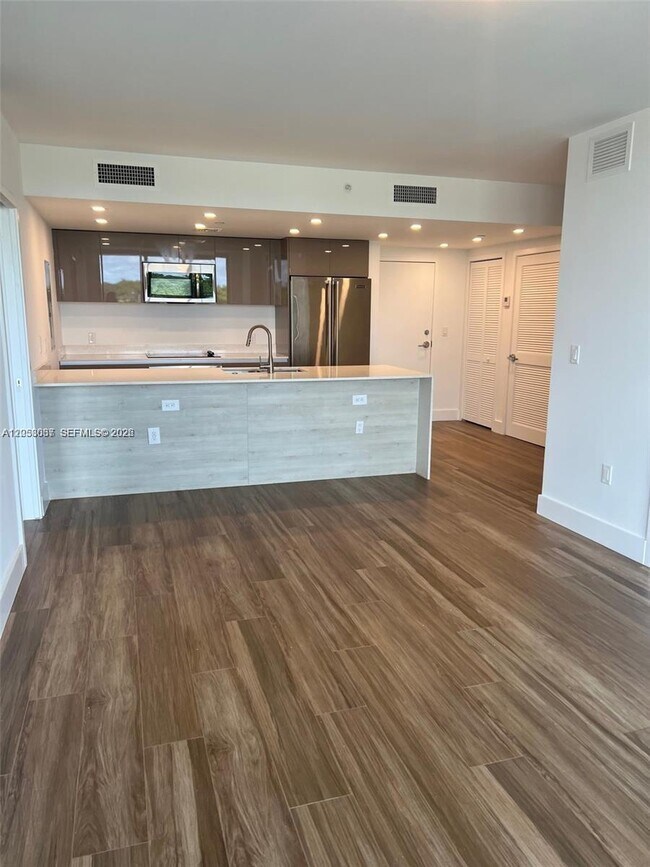 Foto del edificio - 13800 Highland Dr