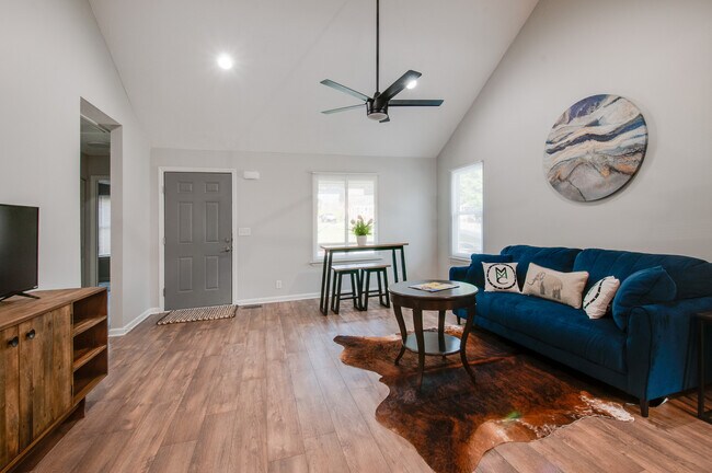 Building Photo - 2141 Bransford Ave