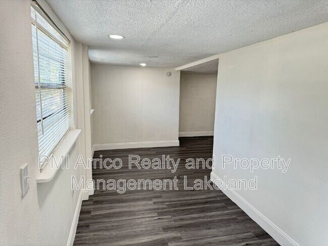 Building Photo - 402 Lenox St