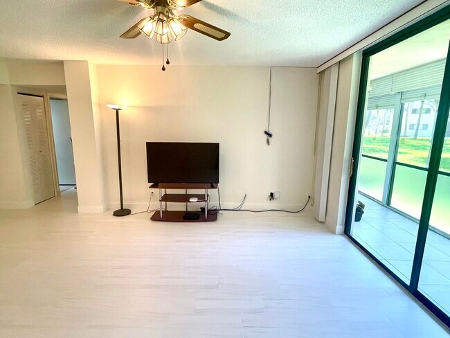 Foto del edificio - 5130 Las Verdes Cir