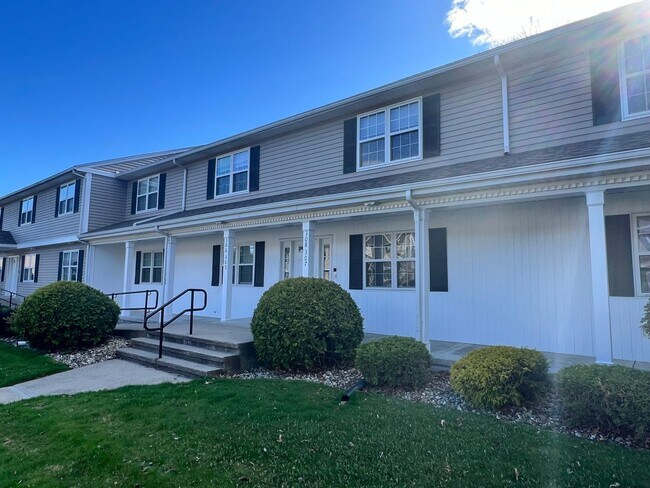 Foto del edificio - Beautiful Two Bedroom, Two Bath Condo in Ludlow. Available Now!