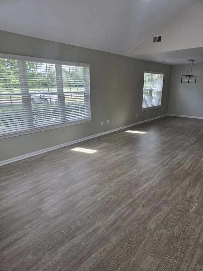 Building Photo - 3 BEDROOM 3 BATHROOM CONDO IN BELLEVILLE A...