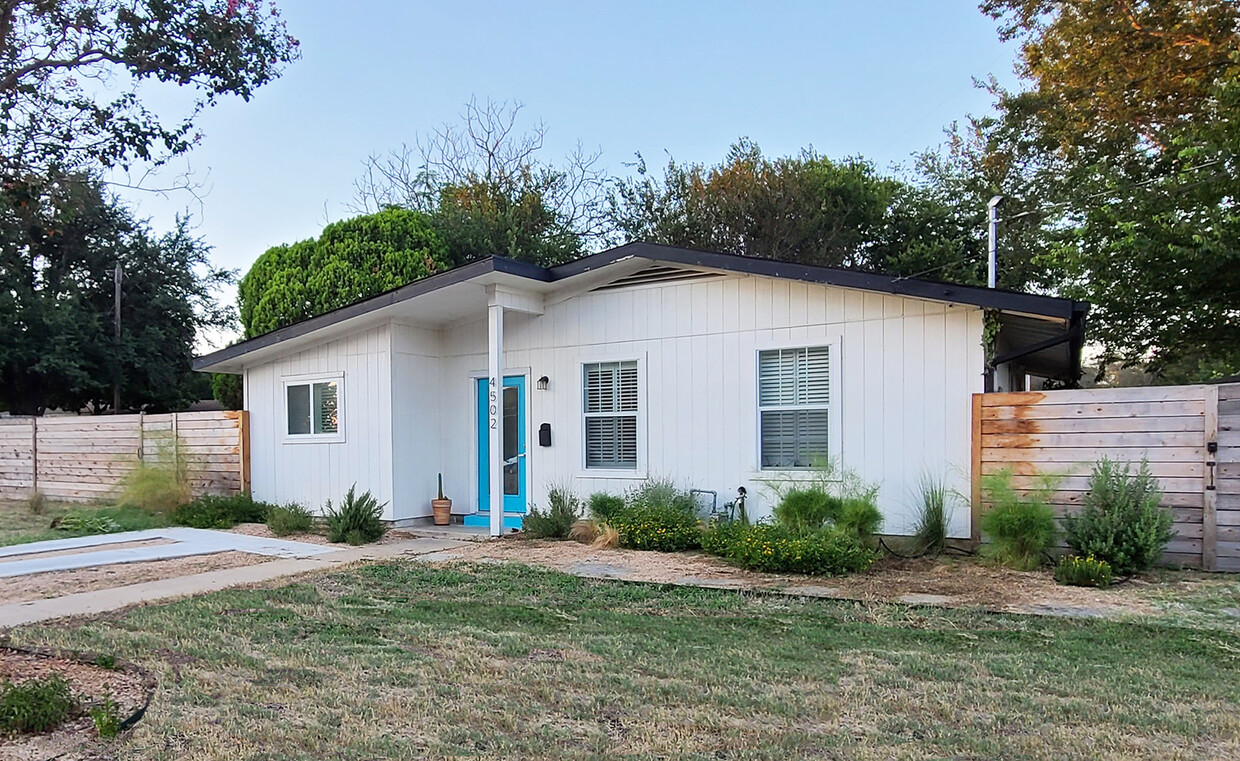 Primary Photo - 4502 Leslie Ave