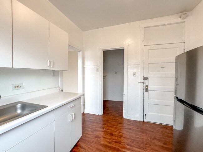 Foto del edificio - 4404 N Winchester Ave