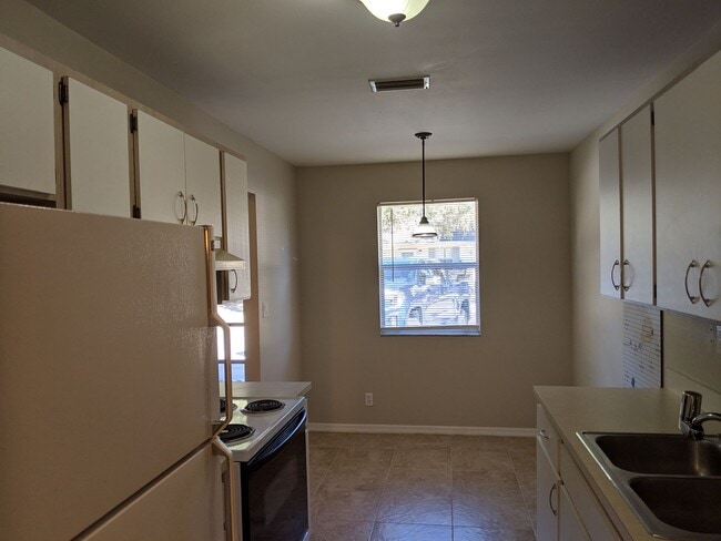 Building Photo - 2/2 Flat with Assigned Parking, Screen Porch, Inside Laundry