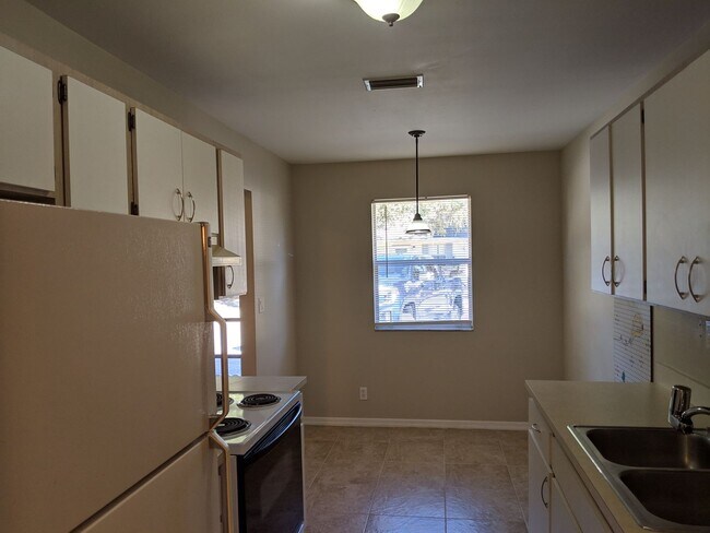 Foto del edificio - 2/2 Flat with Assigned Parking, Screen Porch, Inside Laundry