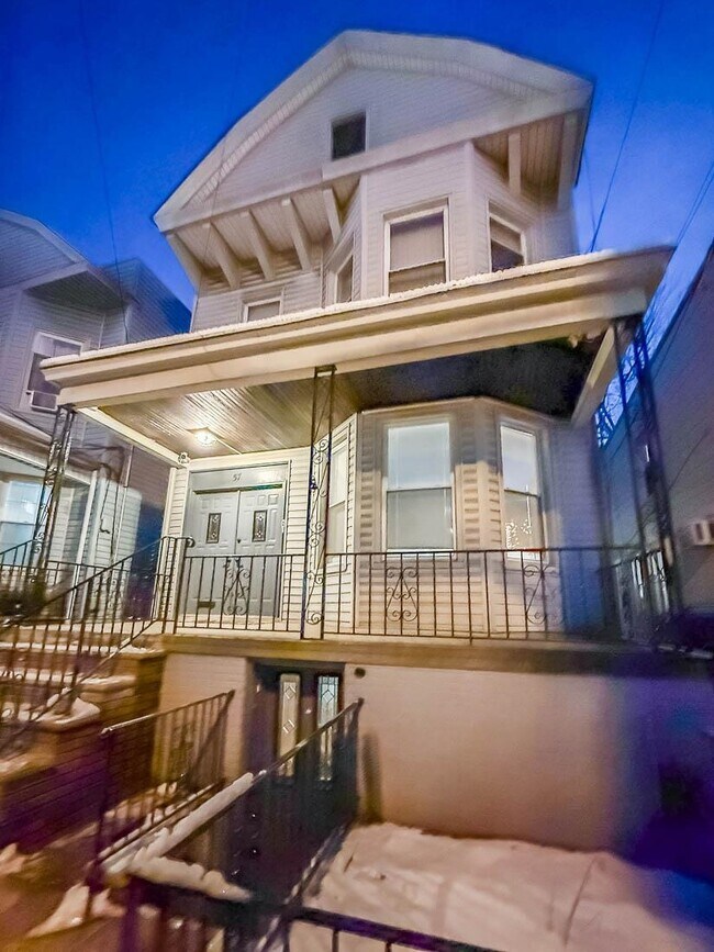 Building Photo - 57 Roosevelt Ave