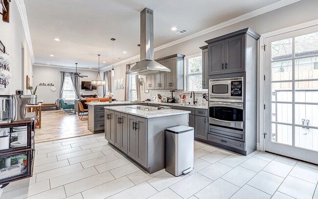 Building Photo - 621 Centre St