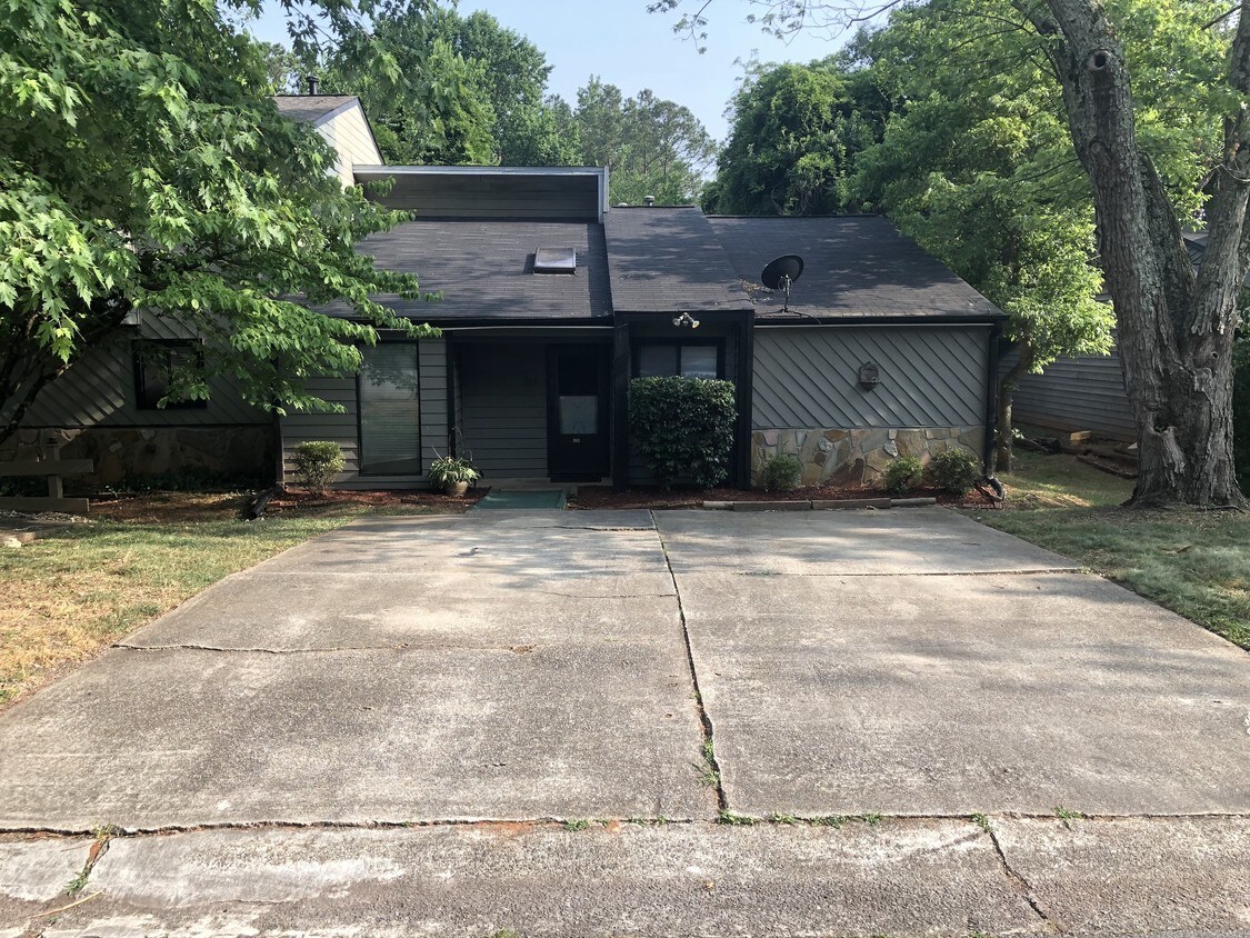 Primary Photo - 265 Pam Ln SW