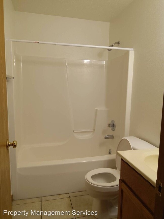 Building Photo - 3 br, 1 bath Apartment - 261 Woodridge Court