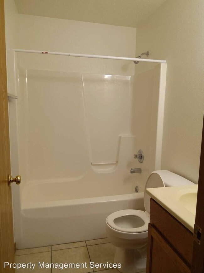 Foto del edificio - 3 br, 1 bath Apartment - 261 Woodridge Court
