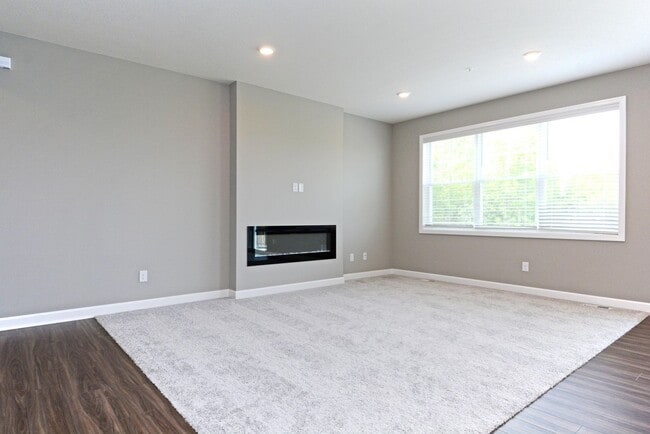 Building Photo - Beautiful 3 BD/ 3BA Townhome In Chaska.