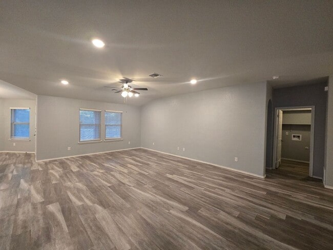 Building Photo - AVAILABLE NOW!