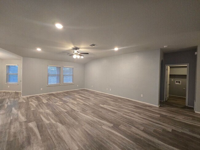 Foto del edificio - AVAILABLE NOW!