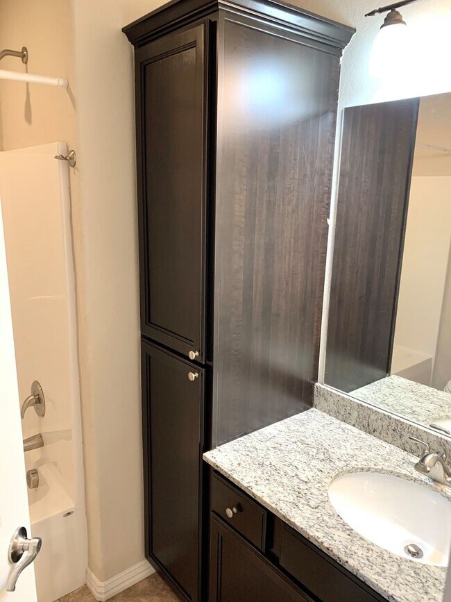 Foto del edificio - Beautiful Townhome Close to The Pinnacle!