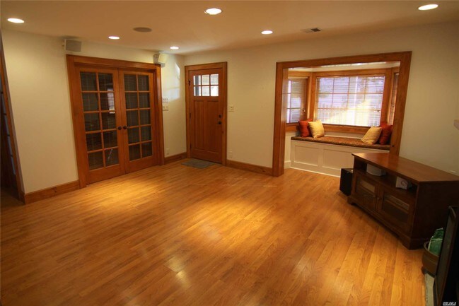 Building Photo - 9 Manhasset Ave