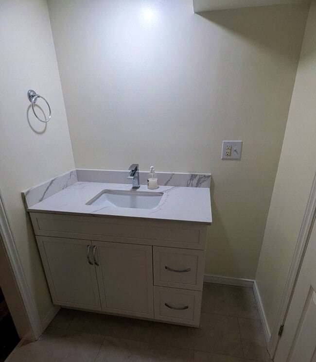 Building Photo - 7 Balmoral Av