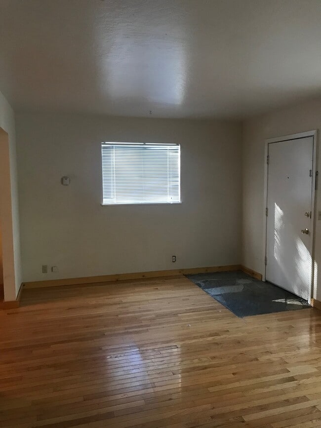 Building Photo - 775