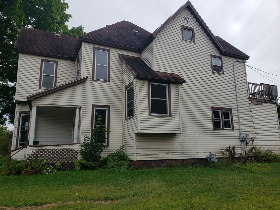 Primary Photo - 5 Bedroom 2 bathroom home in Wausau!