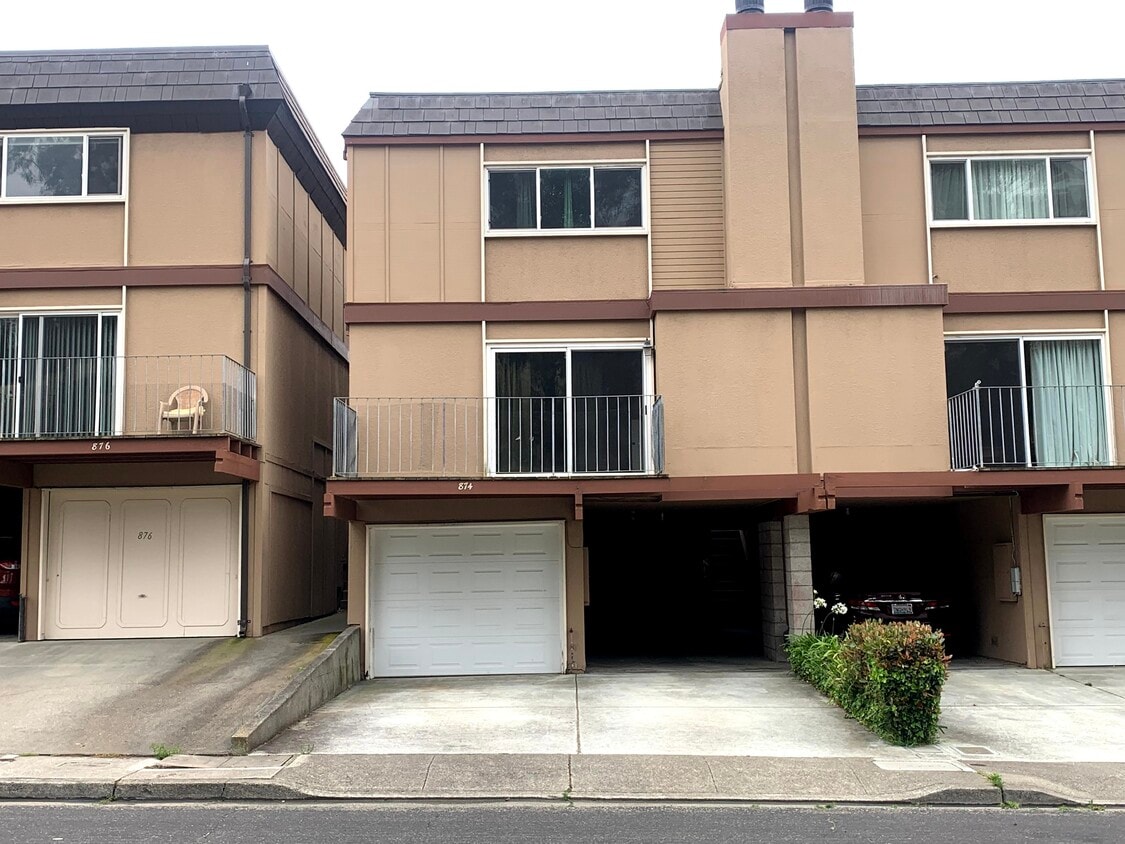Primary Photo - 874 Stonegate Dr