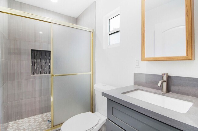 Foto del edificio - 1740-1742 Rose Ave Triplex