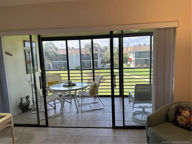 Building Photo - 755 Saturn St