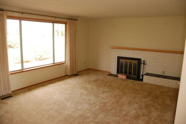 Building Photo - Fantastic Single Level 3Bedroom House Just...