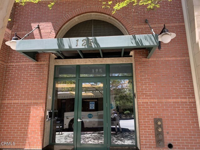Foto del edificio - 125 N Raymond Ave